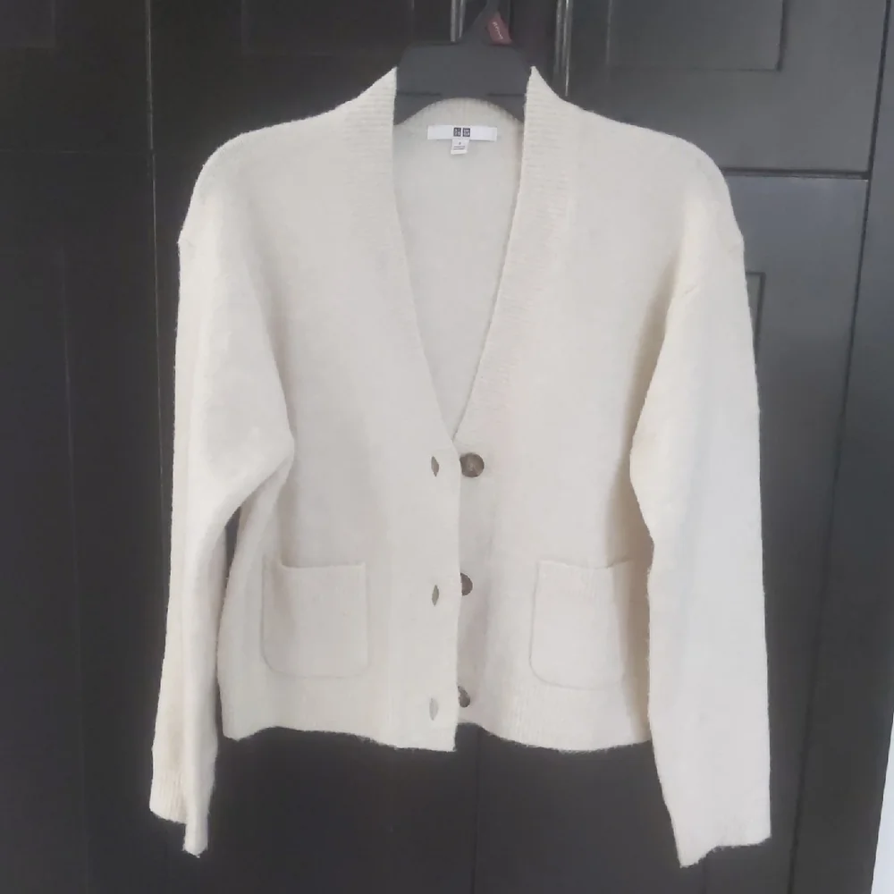 UNIQLO Cream Button-Up V-Neck Cardigan with Patch Pockets